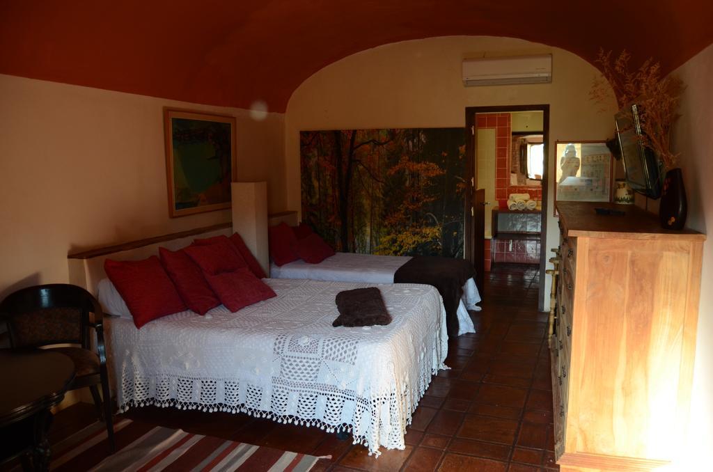 Fonda La Pepa Maca Hotel Монелс Екстериор снимка