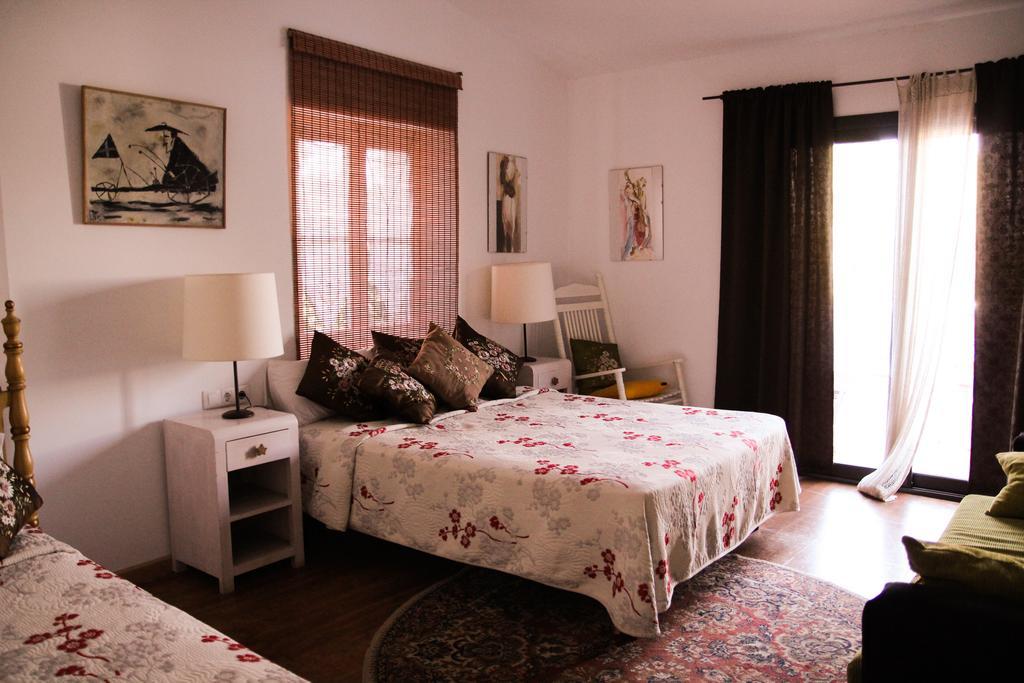 Fonda La Pepa Maca Hotel Монелс Екстериор снимка