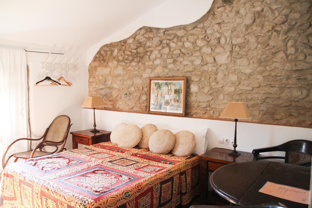 Fonda La Pepa Maca Hotel Монелс Екстериор снимка